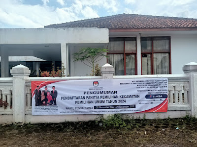Spanduk sosialisasi pembentukan PPK Pemilu 2024 dipasang KPU